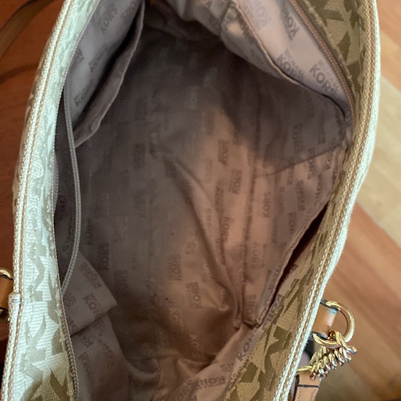 Michael Kors purse - Picture 4 of 7